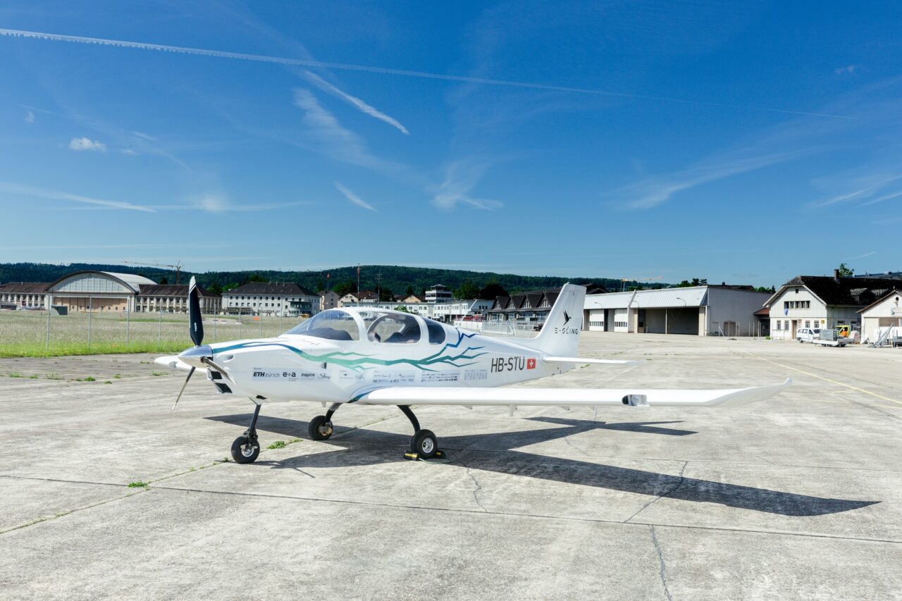 The fully assembled e-Sling on the taxiway at the airfield of Dübendorf